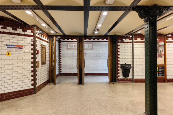 Budapest, M1 metró, Vörösmarty tér, bélyegkép