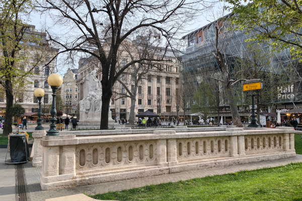 Budapest, M1 metró, Vörösmarty tér, bélyegkép