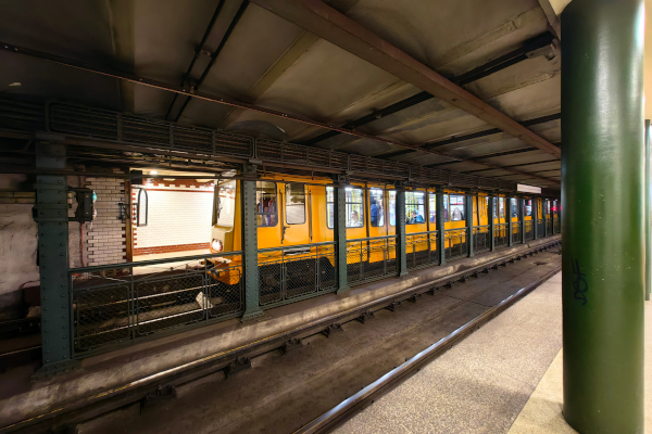 Budapest, M1 metró, Vörösmarty utca, bélyegkép