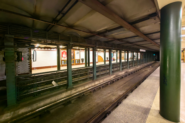 Budapest, M1 metró, Vörösmarty utca, bélyegkép