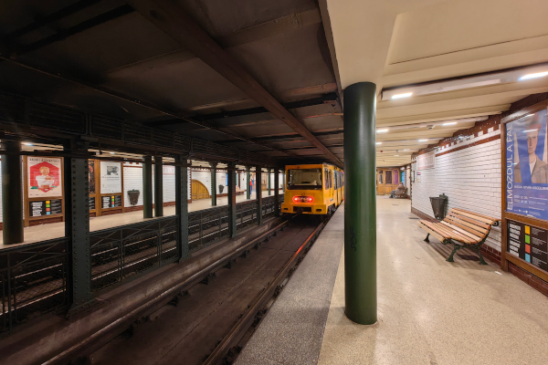 Budapest, M1 metró, Vörösmarty utca, bélyegkép