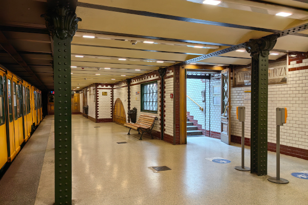 Budapest, M1 metró, Vörösmarty utca, bélyegkép