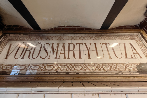 Budapest, M1 metró, Vörösmarty utca, bélyegkép