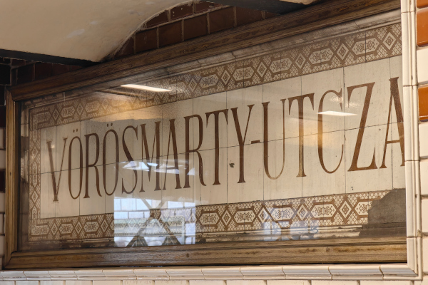 Budapest, M1 metró, Vörösmarty utca, bélyegkép