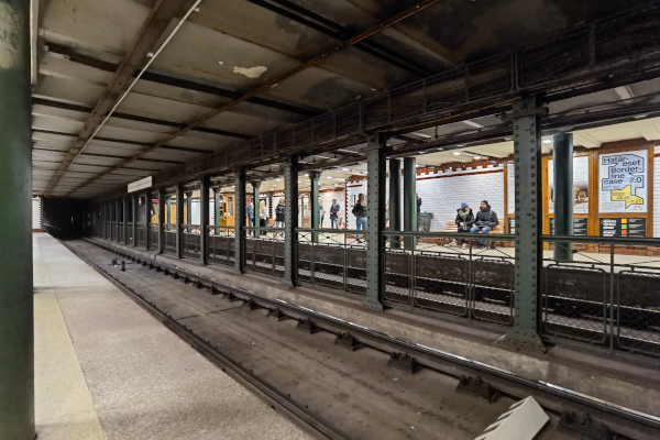 Budapest, M1 metró, Vörösmarty utca, bélyegkép