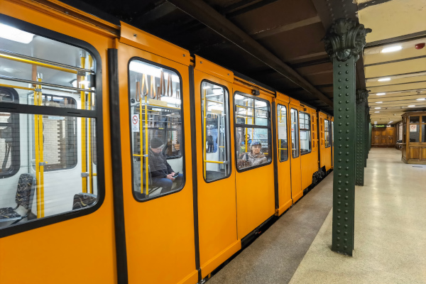 Budapest, M1 metró, Bajza utca, bélyegkép