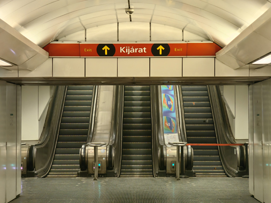 Budapest, M2 metró, Kossuth Lajos tér, bélyegkép
