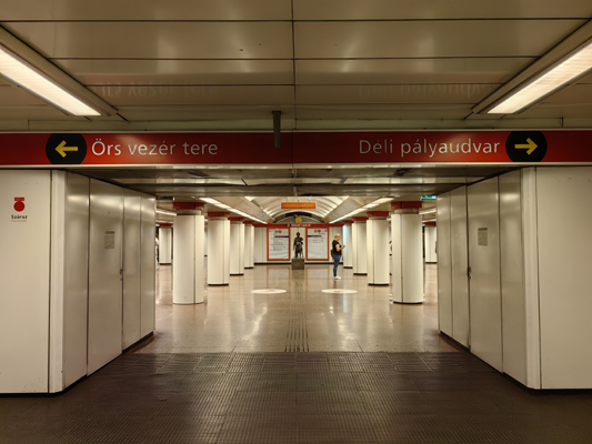 Budapest, M2 metró, Kossuth Lajos tér, bélyegkép