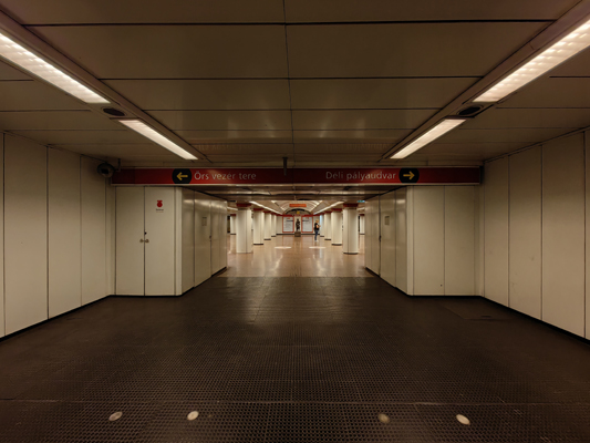 Budapest, M2 metró, Kossuth Lajos tér, bélyegkép