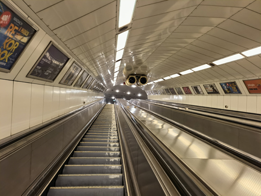 Budapest, M2 metró, Kossuth Lajos tér, bélyegkép