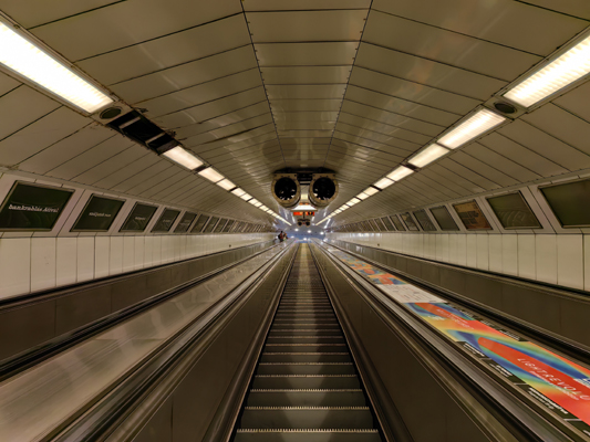 Budapest, M2 metró, Kossuth Lajos tér, bélyegkép