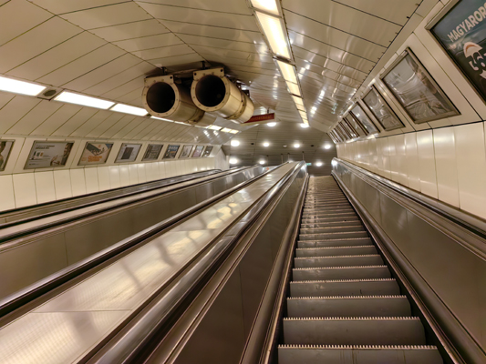 Budapest, M2 metró, Kossuth Lajos tér, bélyegkép