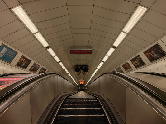 Budapest, M2 metró, Kossuth Lajos tér, bélyegkép