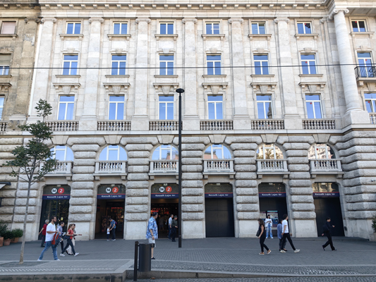 Budapest, M2 metró, Kossuth Lajos tér, bélyegkép