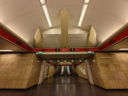 Budapest, M2 metró, Deák Ferenc tér, bélyegkép