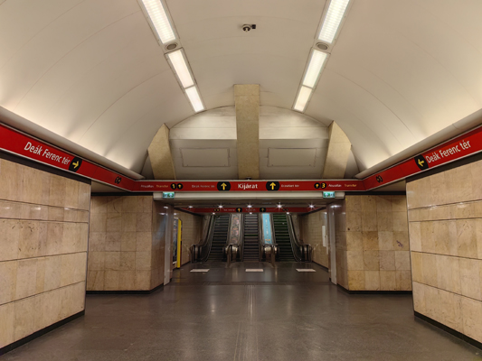 Budapest, M2 metró, Deák Ferenc tér, bélyegkép