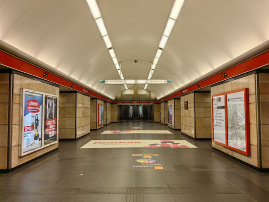 Budapest, M2 metró, Deák Ferenc tér, bélyegkép