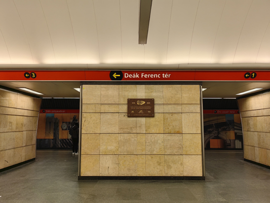Budapest, M2 metró, Deák Ferenc tér, bélyegkép