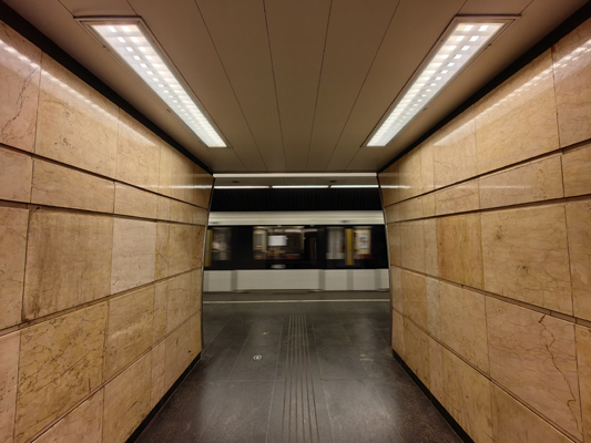 Budapest, M2 metró, Deák Ferenc tér, bélyegkép