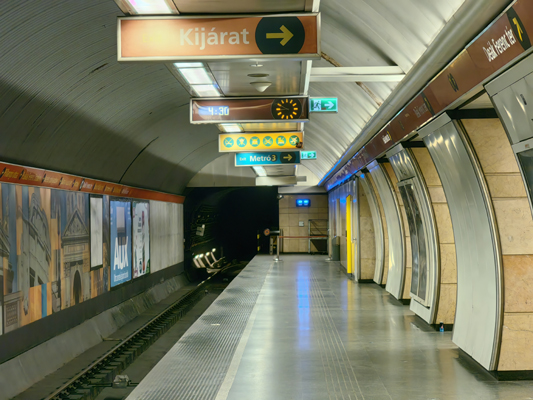 Budapest, M2 metró, Deák Ferenc tér, bélyegkép