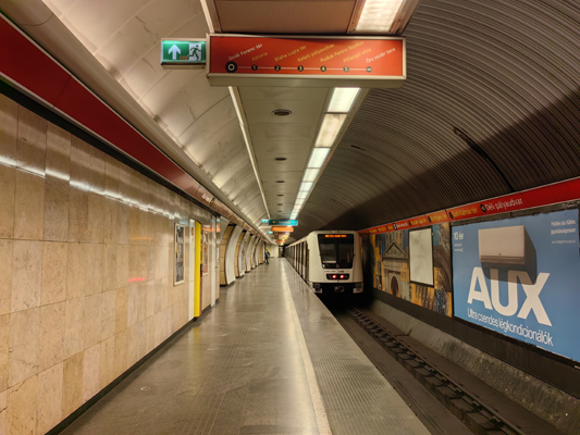 Budapest, M2 metró, Deák Ferenc tér, bélyegkép