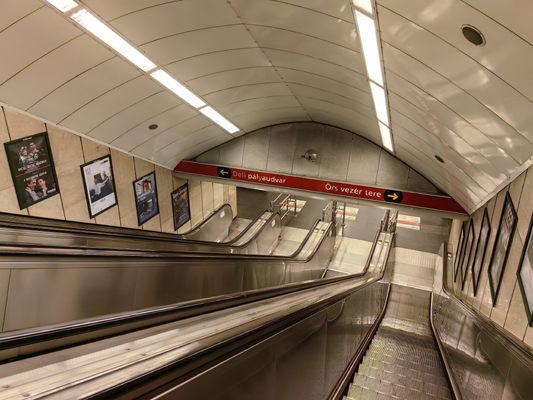 Budapest, M2 metró, Deák Ferenc tér, bélyegkép