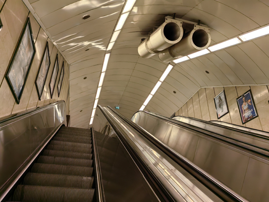 Budapest, M2 metró, Deák Ferenc tér, bélyegkép