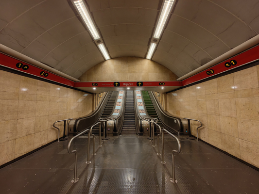 Budapest, M2 metró, Deák Ferenc tér, bélyegkép