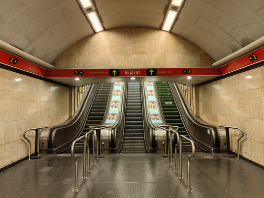 Budapest, M2 metró, Deák Ferenc tér, bélyegkép