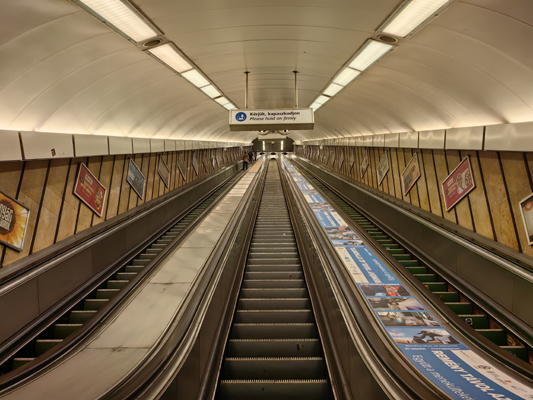 Budapest, M2 metró, Deák Ferenc tér, bélyegkép