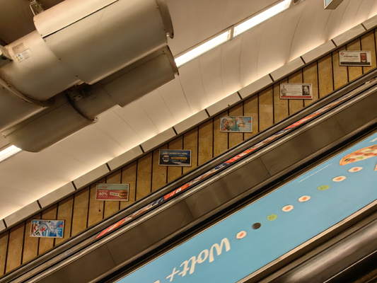 Budapest, M2 metró, Deák Ferenc tér, bélyegkép