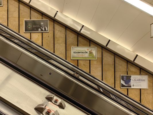 Budapest, M2 metró, Deák Ferenc tér, bélyegkép