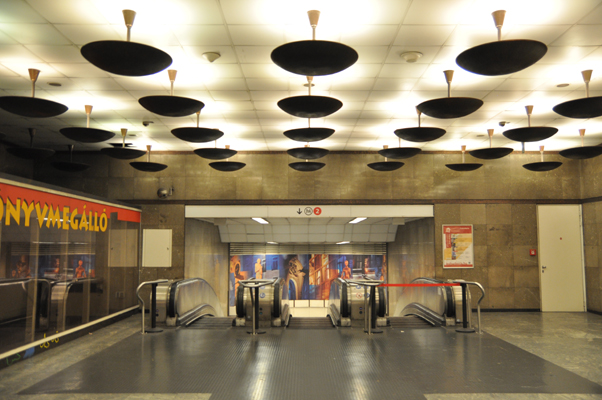 Budapest, M2 metró, Deák Ferenc tér, bélyegkép