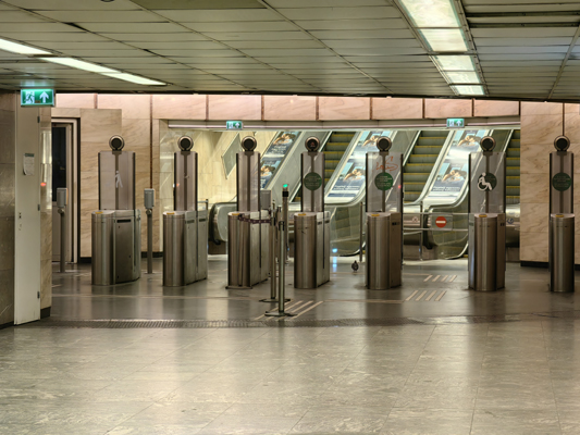Budapest, M2 metró, Deák Ferenc tér, bélyegkép