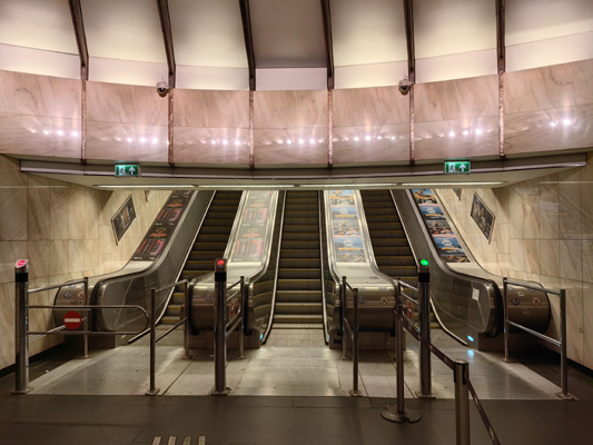 Budapest, M2 metró, Deák Ferenc tér, bélyegkép