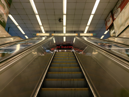 Budapest, M2 metró, Deák Ferenc tér, bélyegkép
