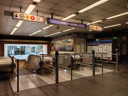Budapest, M2 metró, Deák Ferenc tér, bélyegkép