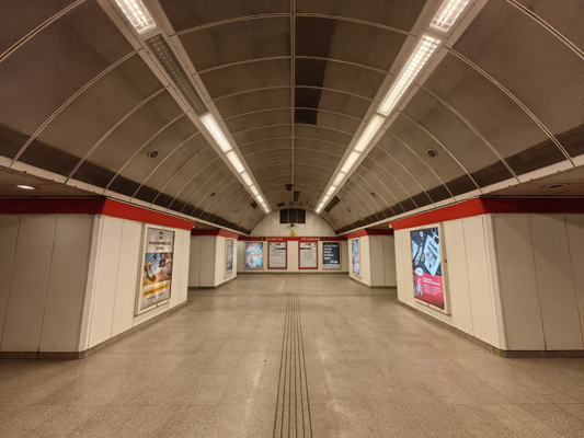 Budapest, M2 metró, Blaha Lujza tér, bélyegkép