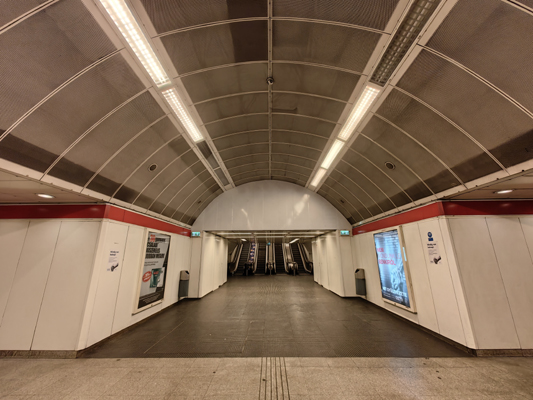 Budapest, M2 metró, Blaha Lujza tér, bélyegkép
