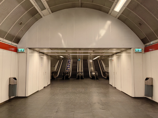 Budapest, M2 metró, Blaha Lujza tér, bélyegkép