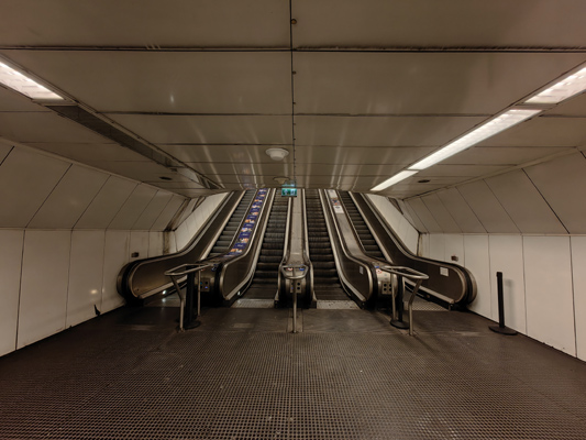 Budapest, M2 metró, Blaha Lujza tér, bélyegkép