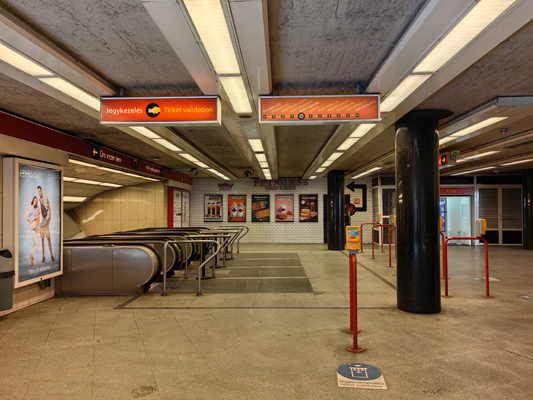 Budapest, M2 metró, Blaha Lujza tér, bélyegkép