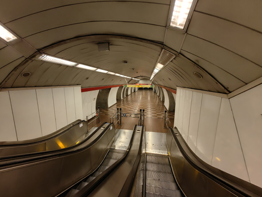 Budapest, M2 metró, Keleti pályaudvar, bélyegkép