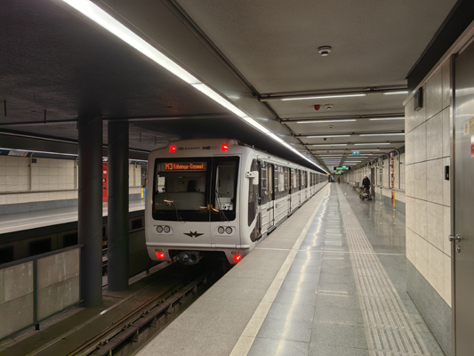 Budapest, M3 metró, Újpest-központ, bélyegkép