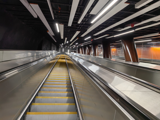 Budapest, M3 metró, Corvin-negyed, bélyegkép