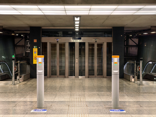 Budapest, M4 metró, Újbuda-központ, bélyegkép
